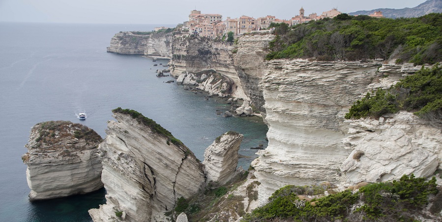 Descubrir los encantos de Córcega, “la Isla de la Belleza”, desde el mar